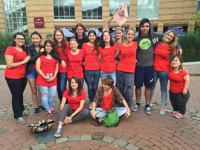 Campteilnehmerinnen und Campteilnehmer eines internationalen Camps